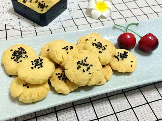 12、  黄油版芝麻小酥,晾凉后，找个干净的盒子密封贮存，几天还可以很酥脆
