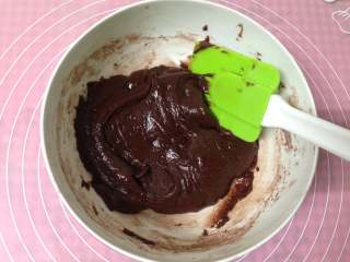 4、年味――趣多多可可曲奇,用橡皮刮刀翻拌均匀，成为湿润的面糊