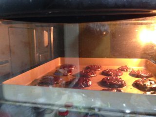 7、年味――趣多多可可曲奇,入烤箱中层、上下火、烤10分钟左右即可