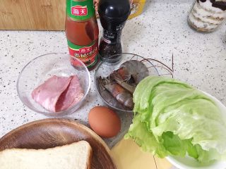 1、创意培根鲜虾鸡蛋三明治,准备好所需食材，虾可以用鲜虾也可以用冻虾，实际操作中我把番茄沙司换成了沙拉酱，两个都可以，看个人喜好。