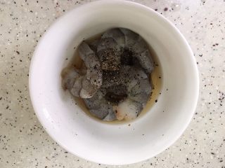 2、创意培根鲜虾鸡蛋三明治,step1:虾去头剥壳冲洗干净，加入少许料酒、食盐和黑胡椒腌制5-10分钟，达到去腥的目的。