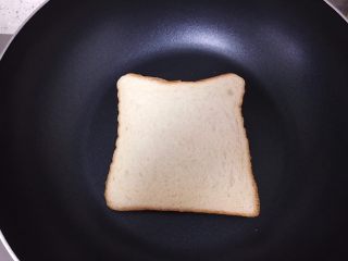 3、创意培根鲜虾鸡蛋三明治,step2:平底锅开火预热，锅热后小火加热吐司，注意勤反面，避免吐司糊。