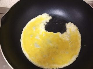 5、创意培根鲜虾鸡蛋三明治,step4:热好吐司的平底锅中加入少量油，倒入蛋液小火翻炒。