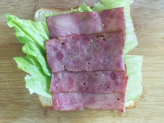 11、创意培根鲜虾鸡蛋三明治,step10:加一层培根