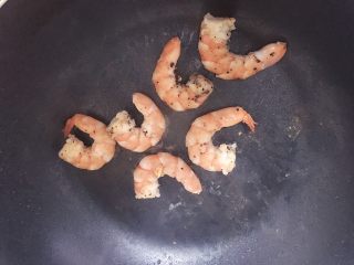 9、创意培根鲜虾鸡蛋三明治,step8: 虾煎到两面变色，中间熟透即可