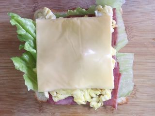 14、创意培根鲜虾鸡蛋三明治,step13:铺一片芝士