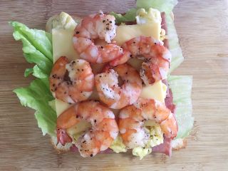 15、创意培根鲜虾鸡蛋三明治,step14:摆上虾