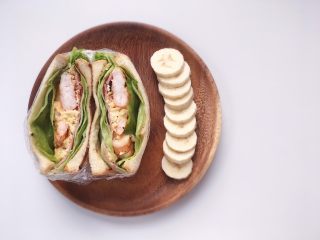 16、创意培根鲜虾鸡蛋三明治,step15:盖上另一片吐司，用保鲜膜包裹住，然后对半切开，三明治就做好啦，配些水果，接下来就是享用享用时间！