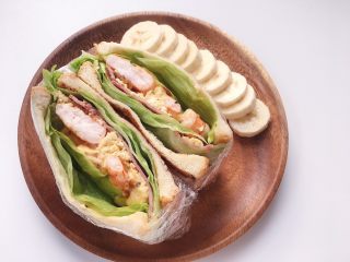 17、创意培根鲜虾鸡蛋三明治,摆盘????