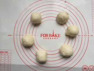 8、虾仁香肠迷你小披萨,发酵好的面团分成六份