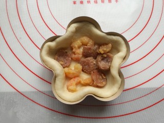 12、虾仁香肠迷你小披萨,铺上一层虾仁香肠