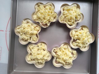 13、虾仁香肠迷你小披萨,在铺上马苏里拉芝士碎