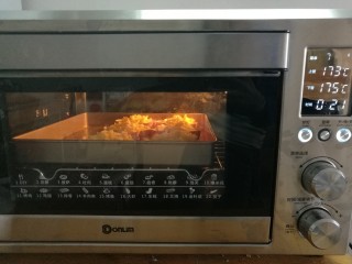 14、虾仁香肠迷你小披萨,放入预热好的烤箱，上下火175度，25分钟