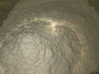 2、牛肉蔬菜披萨,面粉倒入盆子里