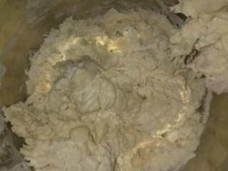 4、牛肉蔬菜披萨,酵母水倒入面粉里再加适量水和面