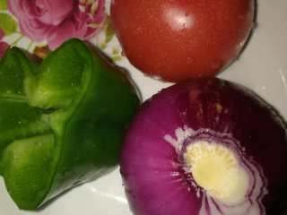 7、牛肉蔬菜披萨,西红柿，青椒，洋葱洗净