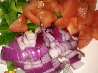 8、牛肉蔬菜披萨,西红柿，青椒，洋葱切成小丁，撒少许盐