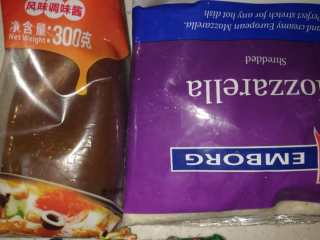 9、牛肉蔬菜披萨,披萨酱，芝士和披萨草备用