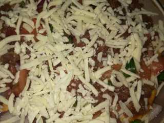 14、牛肉蔬菜披萨,再撒一层芝士