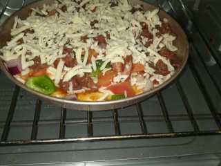 15、牛肉蔬菜披萨,烤箱预热10分钟，放上披萨上下火200度烤15分钟