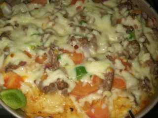 16、牛肉蔬菜披萨,烤好后表面芝士融化，略带金黄