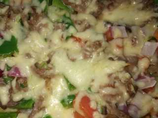 17、牛肉蔬菜披萨,用夹子取出披萨