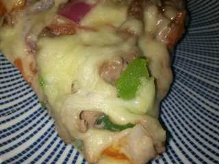 18、牛肉蔬菜披萨,切成小三角开吃