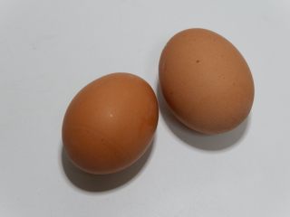 1、快手早餐，金枪鱼糖果吐司卷,鸡蛋煮熟。