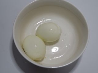 2、快手早餐，金枪鱼糖果吐司卷,剥去外皮。