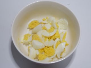 3、快手早餐，金枪鱼糖果吐司卷,切成小块。