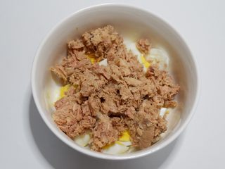 4、快手早餐，金枪鱼糖果吐司卷,加入金枪鱼肉。