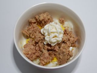 5、快手早餐，金枪鱼糖果吐司卷,适量蛋黄酱。