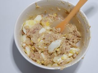 6、快手早餐，金枪鱼糖果吐司卷,搅拌均匀备用。