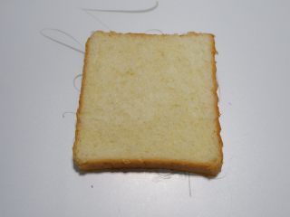 7、快手早餐，金枪鱼糖果吐司卷,吐司片准备好。