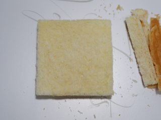 8、快手早餐，金枪鱼糖果吐司卷,切掉四个边缘。