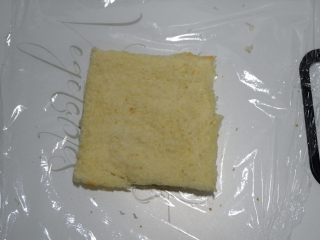 11、快手早餐，金枪鱼糖果吐司卷,将吐司片放在保鲜膜上。