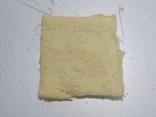 9、快手早餐，金枪鱼糖果吐司卷,用擀面杖擀薄。