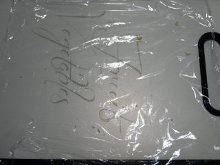 10、快手早餐，金枪鱼糖果吐司卷,铺上一张保鲜膜。