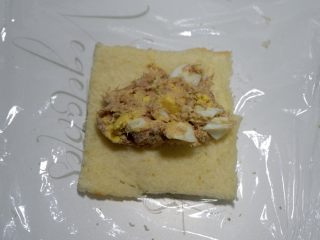 12、快手早餐，金枪鱼糖果吐司卷,放上适量金枪鱼沙拉。