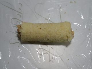 13、快手早餐，金枪鱼糖果吐司卷,卷起来。