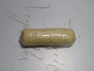 15、快手早餐，金枪鱼糖果吐司卷,两头拧起来固定。