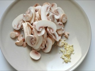 2、口蘑沙拉,口蘑洗净切片，大蒜切末