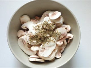 3、口蘑沙拉,调入披萨草、