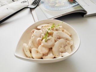 4、口蘑沙拉,拌匀即可食用