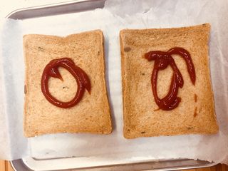 1、吐司披萨,吐司加番茄酱