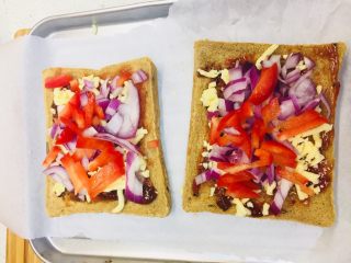 5、吐司披萨,加青椒碎加洋葱碎