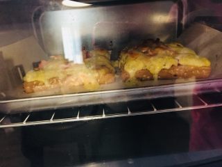 8、吐司披萨,烤箱预热后，200度12分钟样子。根据自己烤箱调整