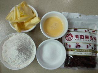 1、#甜味#抹茶蔓越莓饼干,准备食材。