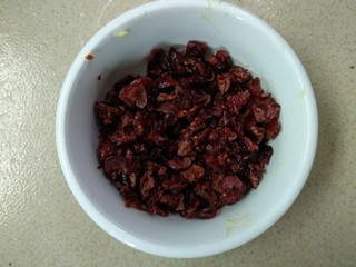 2、#甜味#抹茶蔓越莓饼干,蔓越莓剪小。