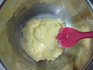 4、#甜味#抹茶蔓越莓饼干,翻拌均匀。